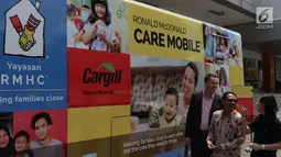 Pengunjung berada disamping Ronald McDonald Care Mobile di Jakarta, Kamis (7/11). Ronal McDonald Care Mobile adalah mobil klinik kesehatan berjalan yang memberikan akses kesehatan bagi anak-anak di daerah yang membutuhkan. (Liputan6.com/Faizal Fanani)