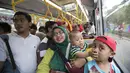 Shuttle bus memudahkan perjalanan di area Festival Asian Games 2018 pada hari Sabtu (1/9/2018) di kawasan Gelora Bung Karno, Senayan Jakarta. (Bola.com/Peksi Cahyo)