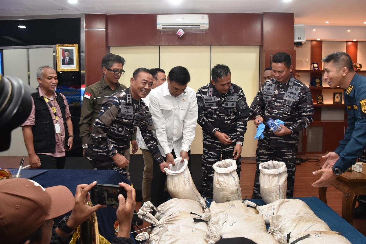 FOTO: TNI AL Gagalkan Distribusi Ilegal Pasir Timah di PIK 2