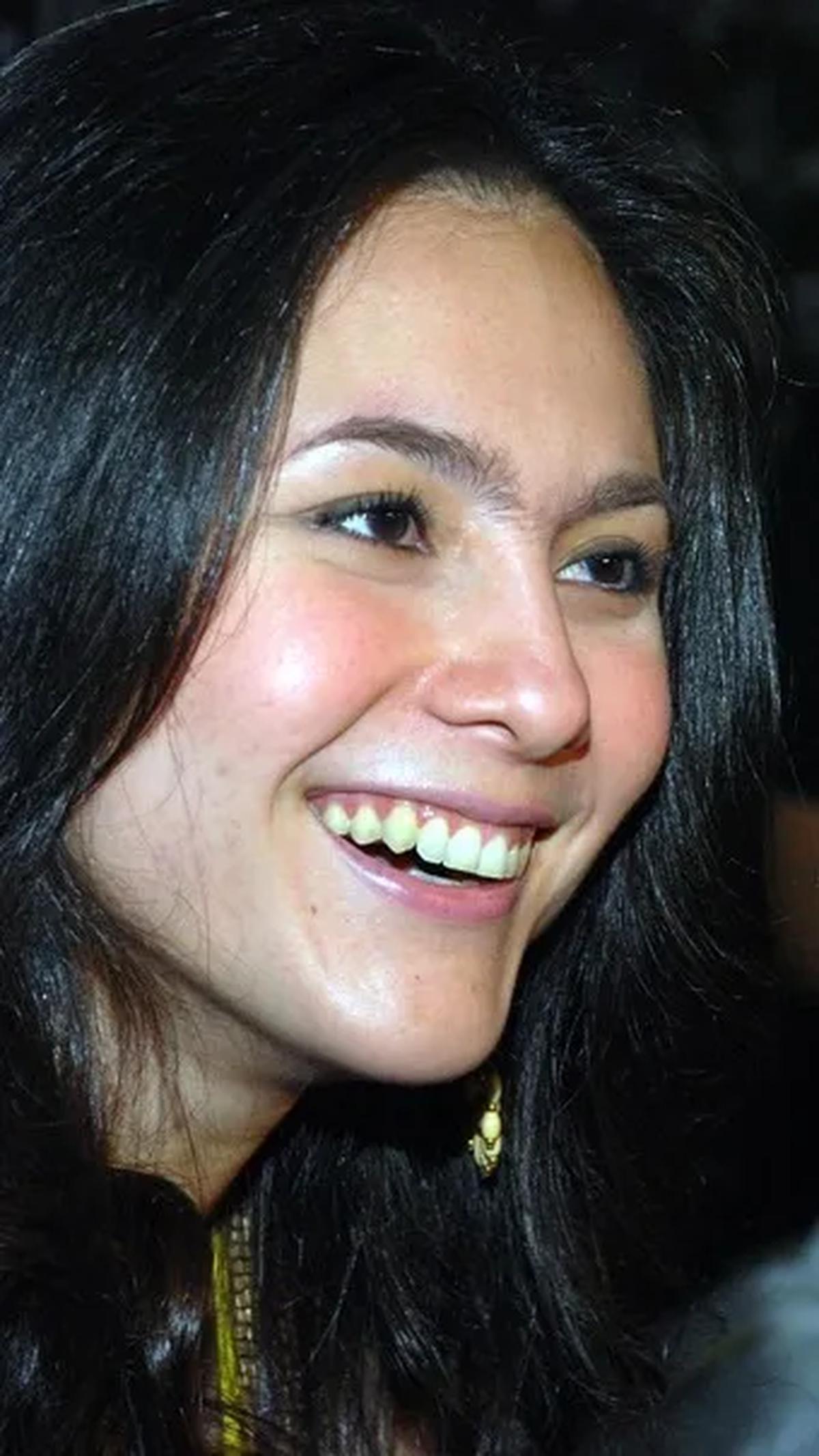 Wulan Guritno dimintai klarifikasi terkait video lama yang beredar mempromosikan situs judi online berkedok game online Sakti123. Wulan terekam melontarkan sejumlah kalimat ajakan agar memainkan game online dimaksud.