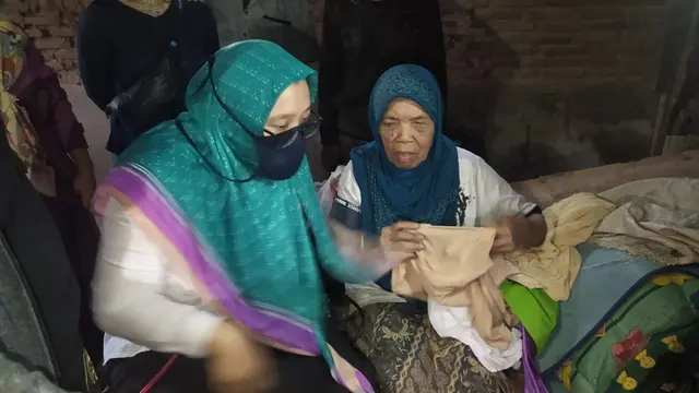 Dr Minachun Syania menyambangi pasien lansia yang miskin di Banjarnegara. (Foto: Liputan.com/RSI BNA)