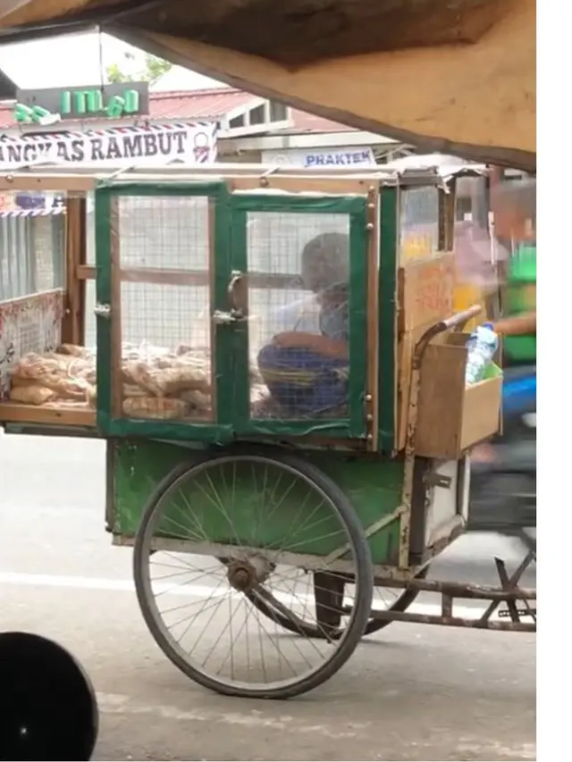 Kisah Haru Bocah Ikut Kakek Jualan Keliling, Rela Belajar di Dalam Gerobak Roti