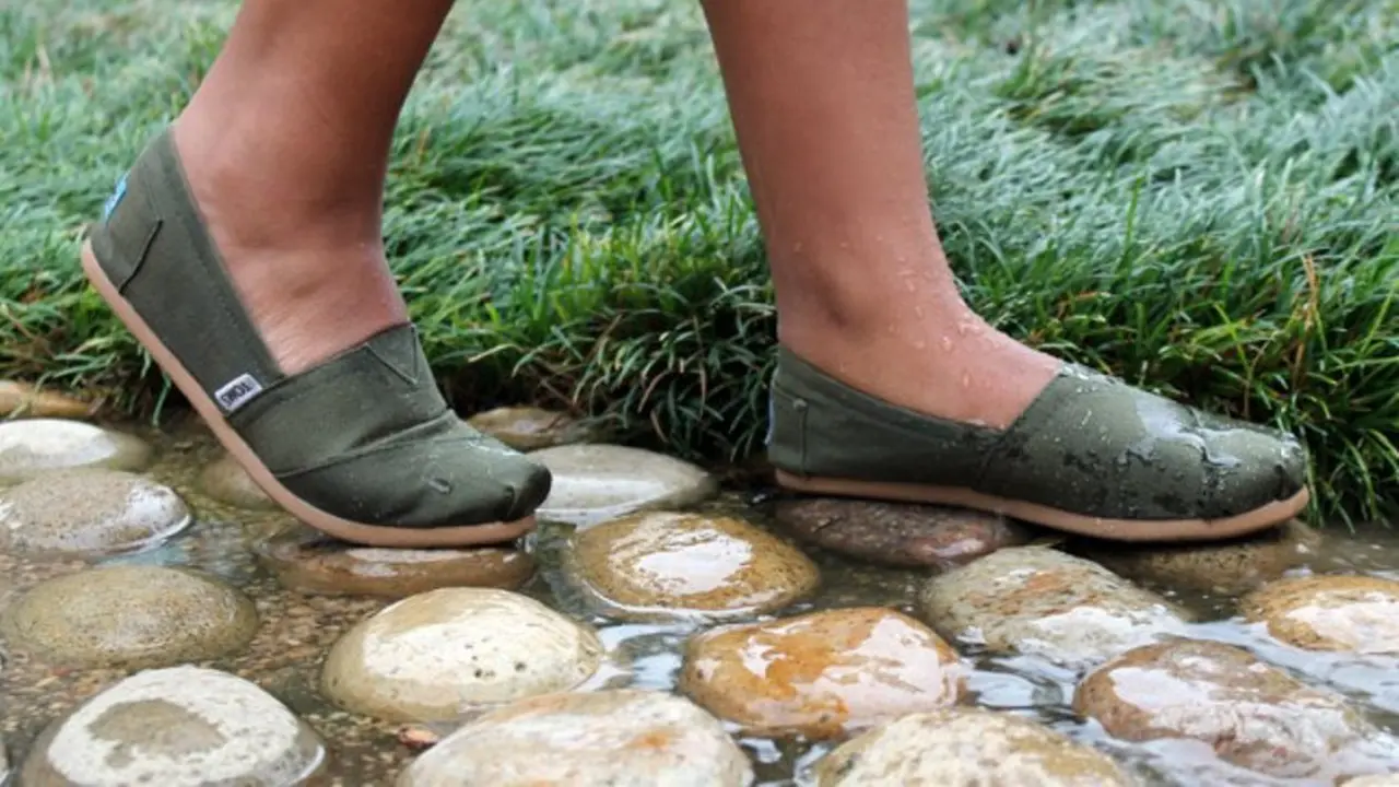 2 Langkah Mudah Bikin Sepatu Kanvasmu Jadi Anti-Air