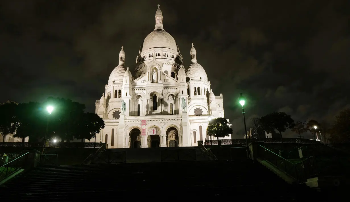 Basilica of the Sacred Heart di Montmartre di distrik 18 Paris, selama jam malam, Jumat (23/10/2020). Prancis memperpanjang jam malam untuk sembilan kota yang menjadikan sebanyak 46 juta orang harus berada di rumah mulai pukul 21.00-06.00 guna mencegah meluasnya virus corona. (Valery HACHE/AFP)