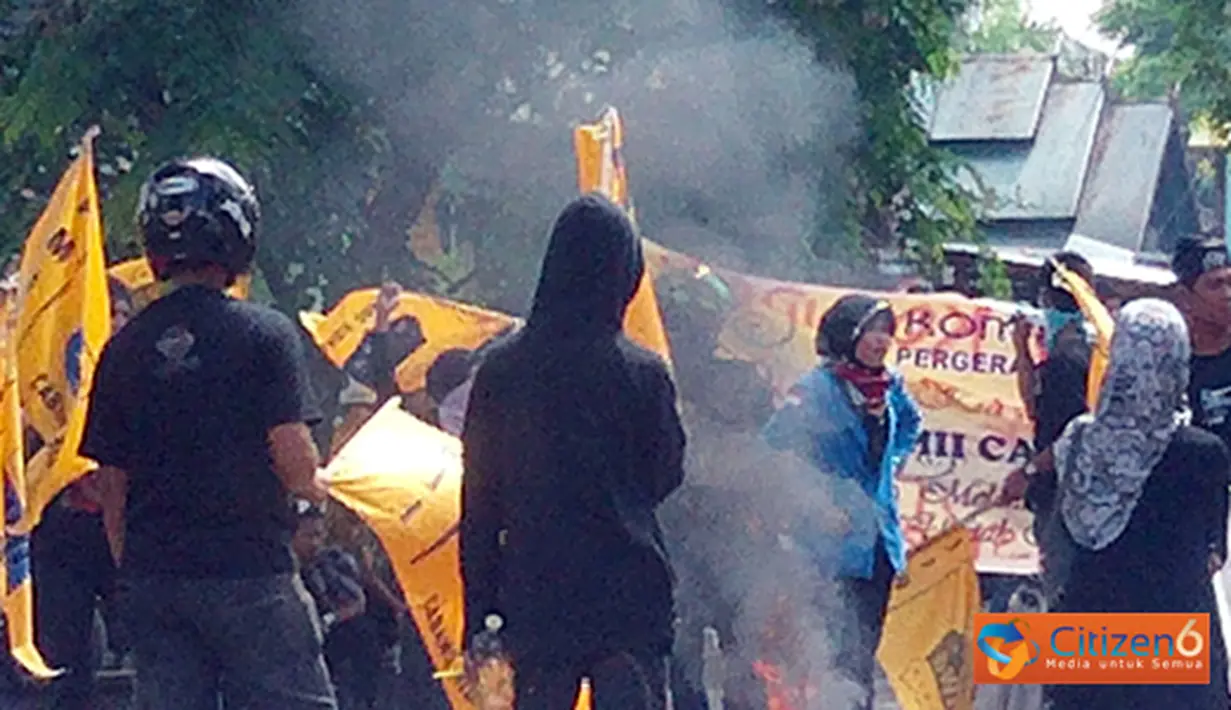 Citizen6, Sidrap: Aksi demo mahasiswa PMII memperingati Hari Anti Korupsi juga berlangsung di depan Kantor Kejaksaan Kabupaten Sidrap, Sulawesi Selatan. (Pengirim: Abdi Mantaring)