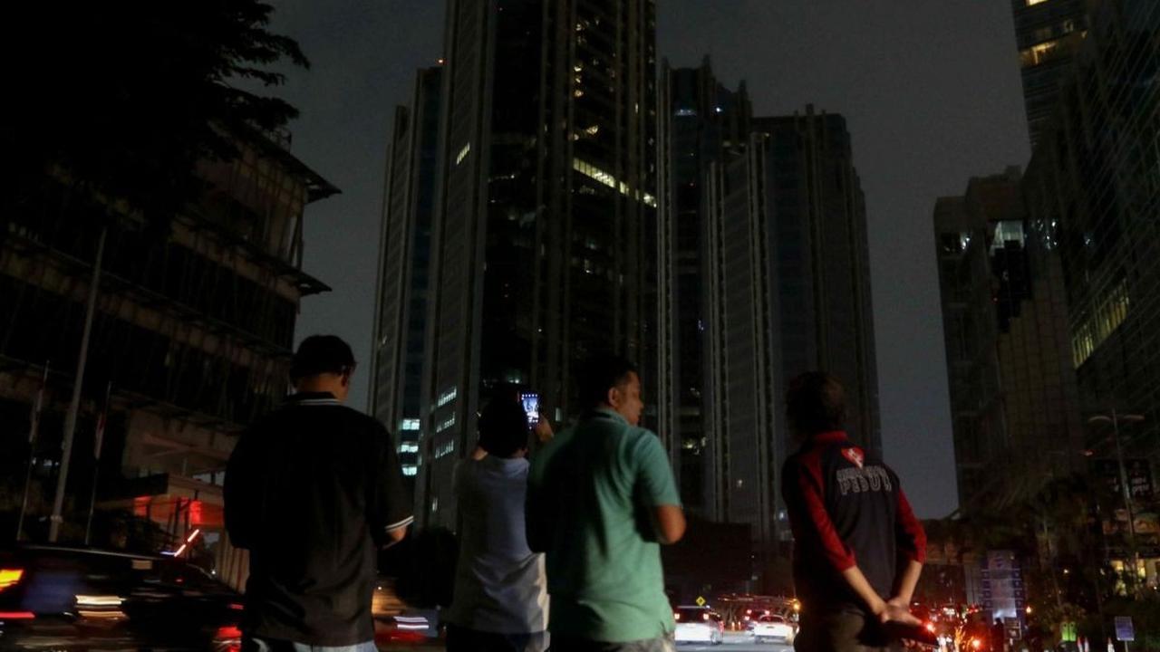 Ibu kota Jakarta kembali melakukan Earth Hour, pemadaman lampu selama 90 menit pada hari Sabtu (23/3/2024) malam. Foto: Liputan6.com / Herman Zakharia