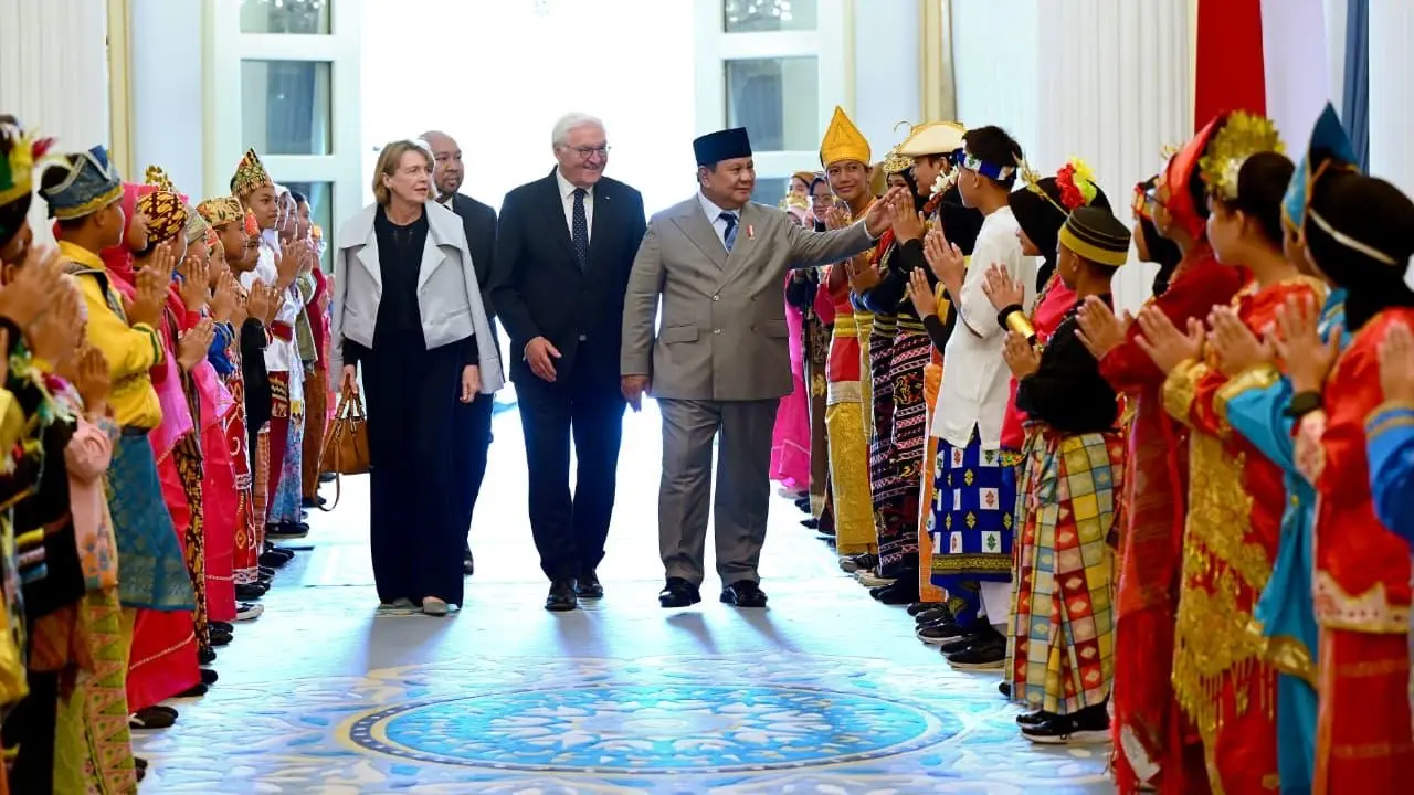 Presiden Prabowo Subianto saat menyambut Presiden Republik Federal Jerman Frank-Walter Steinmeier beserta Ibu Elke Büdenbender di Istana Negara, Jakarta, Senin, (15/6). (Dok. Biro Pers, Media, dan Informasi Sekretariat Presiden)