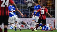 Pemain AC Milan Brahim Diaz (kanan) mencetak gol ke gawang Sampdoria pada pertandingan Serie A di Stadion Luigi Ferraris, Genova, Italia, 23 Agustus 2021. AC Milan menang 1-0. (MIGUEL MEDINA/AFP)