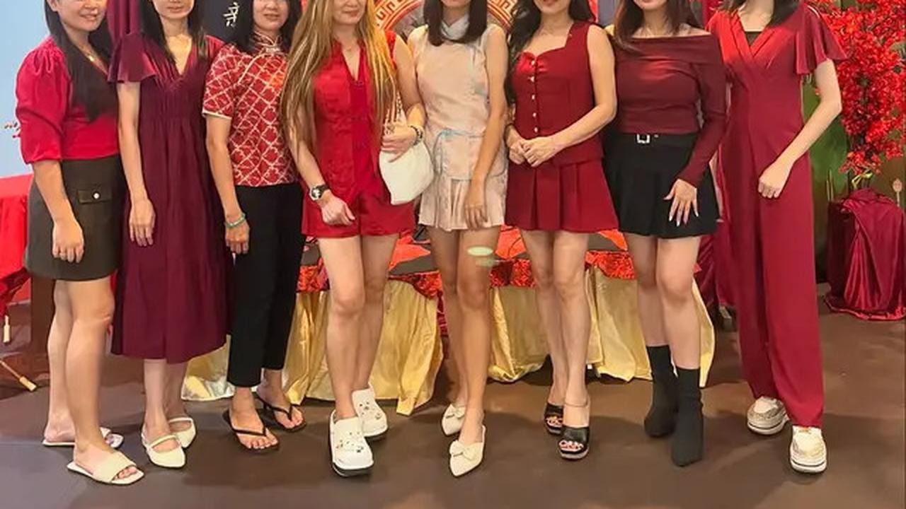 6 Potret Julie Tan Ibunda Larissa Chou Rayakan Imlek, Awet MudaGendongCucu