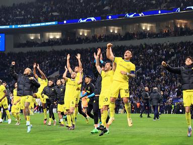 Para pemain Inter Milan melakukan selebrasi usai melawan FC Porto pada pertandingan leg kedua babak 16 besar Liga Champions di Stadion Dragao, Porto, Portugal, 14 Maret 2023. Laga berakhir imbang tanpa gol sehingga Inter Milan melaju dengan hasil agregat 1-0. (AP Photo/Luis Vieira)