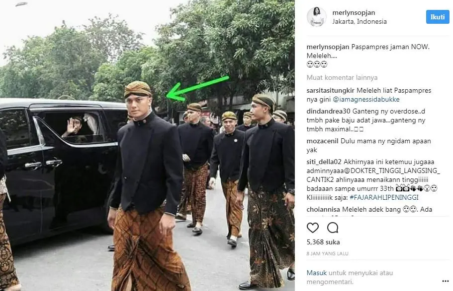 Daniel Darryan dalam balutan beskap dan jarik saat menjaga Joko Widodo saat pernikahan Kahiyang dan Bobby. (Foto: Instagram @merlynsopjan)