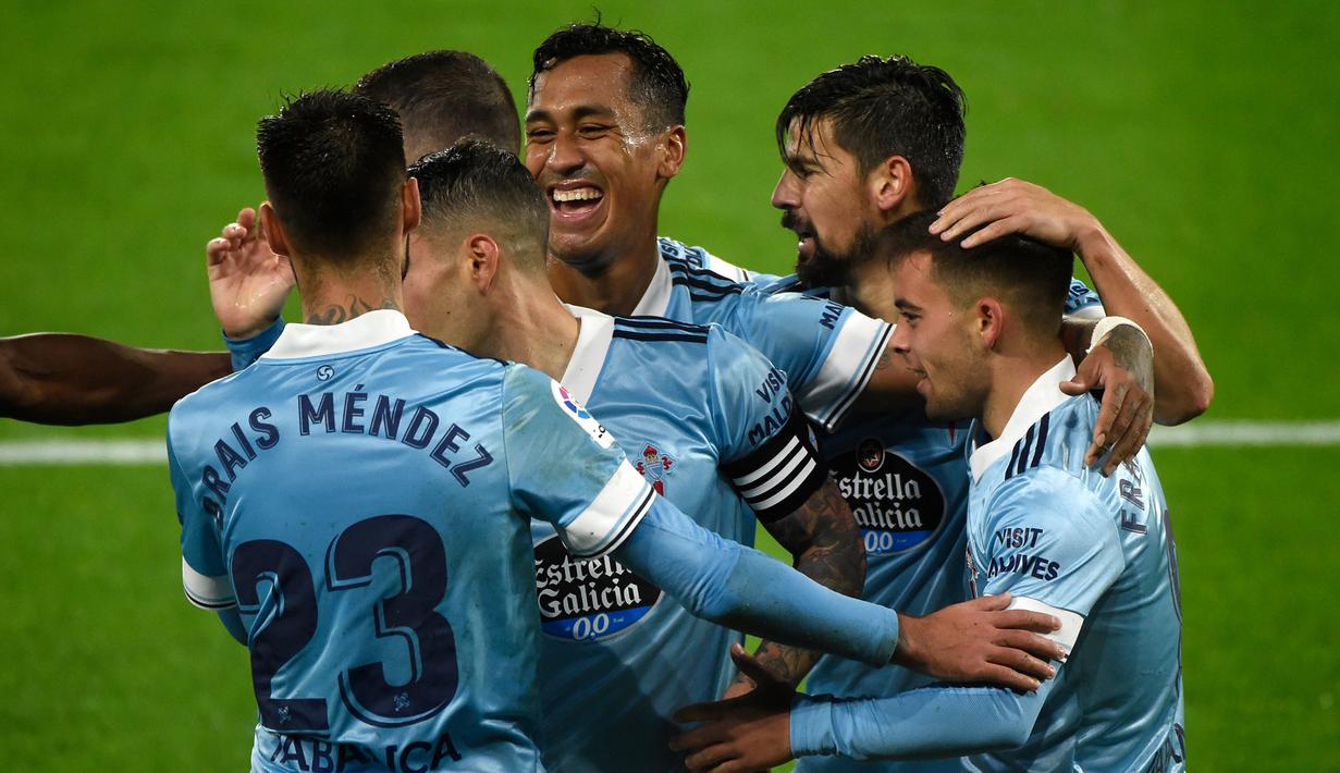 Pemain Celta Vigo merayakan gol yang dicetak Fran Beltran ke gawang Cadiz pada laga lanjutan Liga Spanyol di Stadion Abanca Balaidos, Selasa (15/12/2020) dini hari WIB. Celta Vigo menang telak 4-0 atas Cadiz. (AFP/Miguel Riopa)