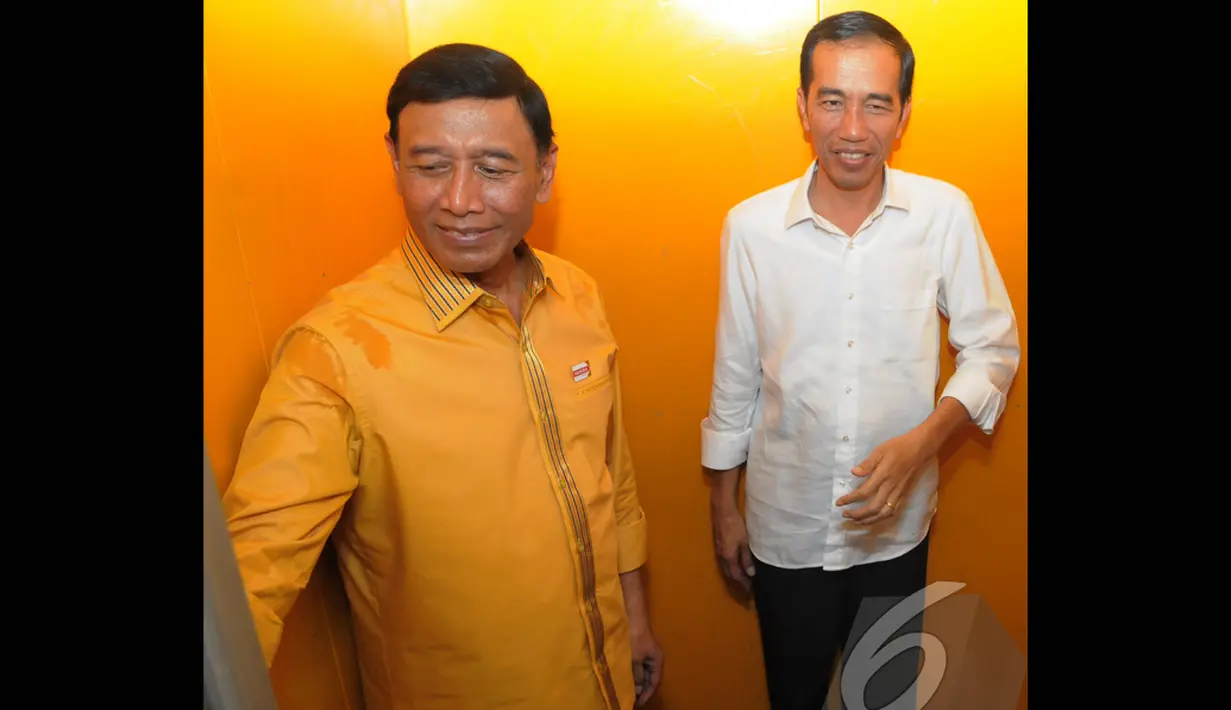Wiranto bersama Jokowi di lift kantor DPP Hanura di Jalan Tanjung Karang, Jakarta Pusat. Kedatangan Jokowi bermaksud ingin bersilaturahmi dengan pengurus Partai Hanura, Jakarta Pusat, Selasa (12/8/2014) (Liputan6.com/Herman Zakharia)
