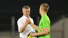 Pelatih Manchester United, Ole Gunnar Solskjaer bersalaman dengan kiper Copenhagen, Karl-Johan Johnsson usai pertandingan perempat final Liga Europa di RheinEnergieStadion, di Cologne, Jerman (10/8/2020). MU lolos ke babak semifinal Liga Europa usai menang 1-0. (AFP/Pool/Wolfgang Rattay)