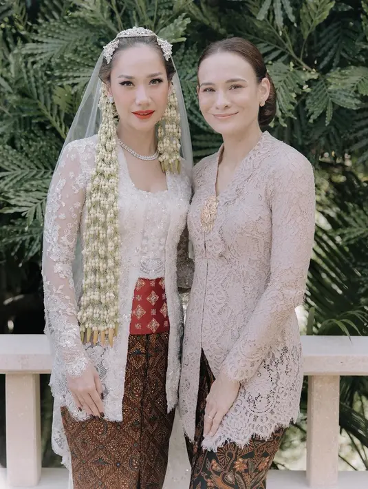 Bunga Citra Lestari resmi menikah lagi dengan Tiko Aryawardhana. Pernikahan digelar di Bali pada Sabtu (2/12/2023) dihadiri keluarga dan teman-teman. Salah satu yang mencuri perhatian adalah keluarga dari mendiang Ashraf Sinclair. [Instagram/aishahjennifer]