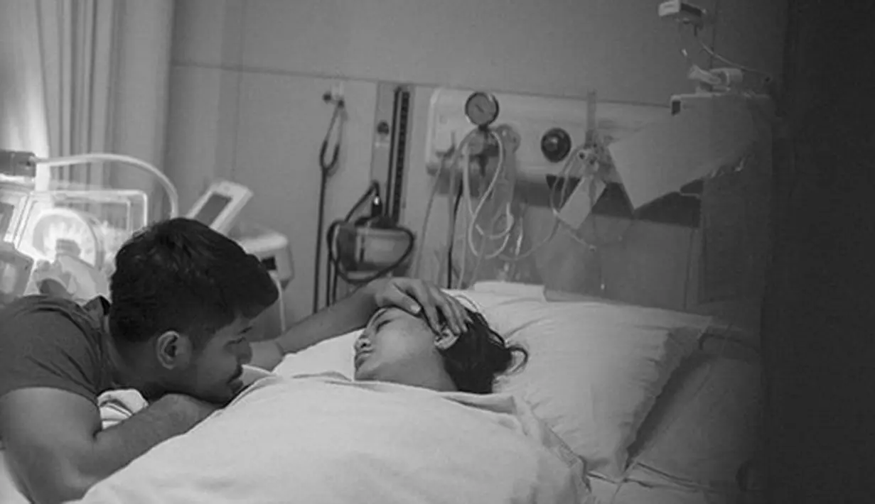 Kebahagiaan tengah dirasakan pasangan Ryana Dea dan Puadin Redi. Keduanya baru saja dikaruniai seorang putrid. Kabar bahagia itu dibagikan Minggu (26/11/2017). Momen saat proses jelang melahirkan dibagikan melalui Instagram. (Instagram/ryana_dea)