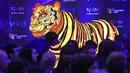 Instalasi harimau Sumatera saat peluncuran Vivid Sydney, Australia (17/3). Vivid Sydney adalah festival terbesar dunia cahaya, musik dan ide-ide mengubah bangunan kota atau ikon menjadi tontonan penuh warna, berlangsung hingga 18 Juni. (AFP/William West)
