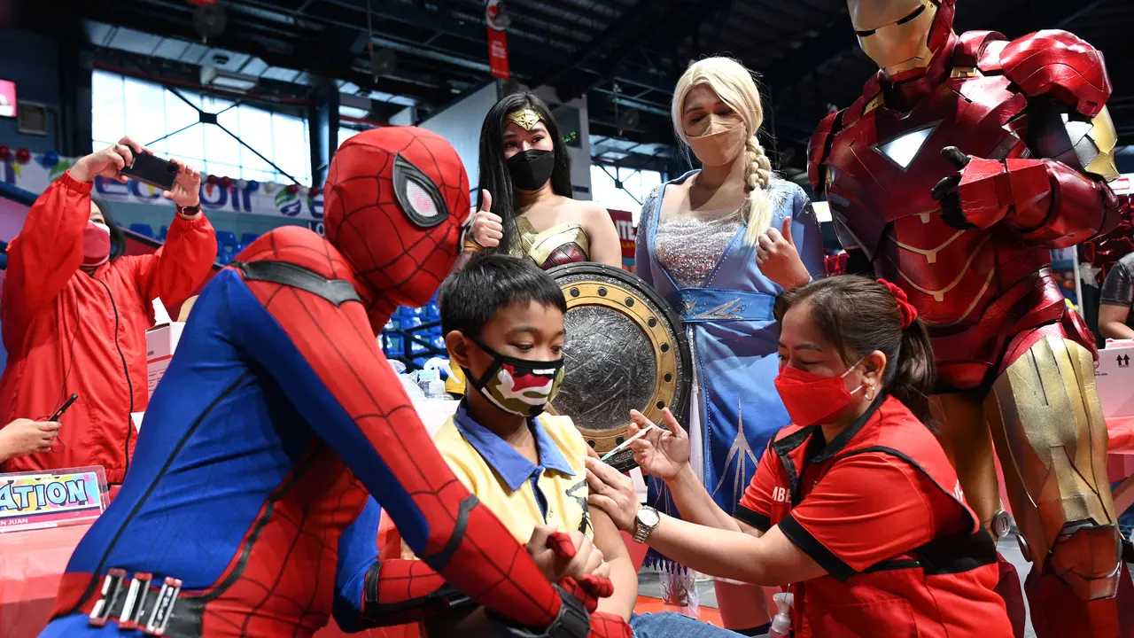 Superhero Temani Anak-anak di Filipina Vaksin Covid-19