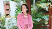 Maudy Ayunda terlihat anggun dibalut kebaya pink keunguan. Kebayanya dipadu padankan dengan kain batik bernuansa kehitama dan corset batik merah, selendang pink polos, dan handbag yang serasi. [Foto: Instagram/maudyayunda]