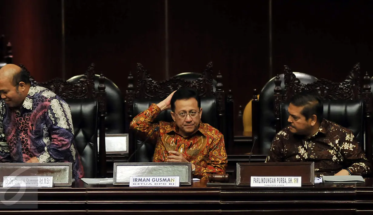 Ketua DPD RI Irman Gusman (tengah) bersama Ketua Komite II DPD Parlindungan Purba (kanan) menjadi pembicara Focus Group Discussion dengan tema Membedah UU Tapera di Gedung Nusantara V, Senayan, Jakarta, Rabu (24/2). (Liputan6.com/JohanTallo)
