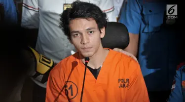 Artis peran Jefri Nichol saat rilis kasus penyalahgunaan narkoba di Mapolres Metro Jakarta Selatan, Rabu (24/7/2019). Jefri Nichol ditangkap pihak kepolisian dengan barang bukti narkoba jenis ganja seberat 6,01 gram yang disimpan dalam kulkas. (merdeka.com/Iqbal S Nugroho)