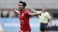 Striker Persija, Rudi Widodo, melakukan selebrasi usai mencetak gol ke gawang Persegres pada laga Liga 1 Indonesia di Stadion Patriot, Bekasi, Sabtu (14/10/2017). Persija menang 5-0 atas Persegres. (Bola.com/M Iqbal Ichsan)