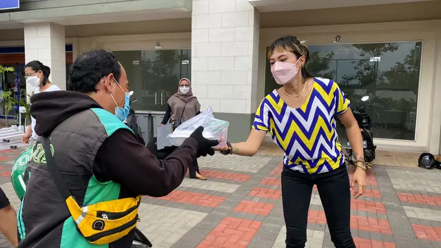 Poppy Sovia Berbagi bersama Para Anak Yatim dan Ojol di Pembukaan Gerai Baru Bisnisnya. (ist)