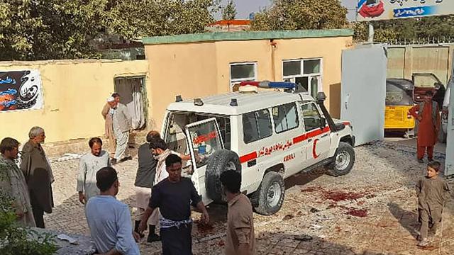 <span>Warga Afghanistan membawa jasad korban ke ambulans setelah serangan bom di sebuah masjid di Kunduz. (AFP)</span>