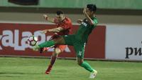 Pemain depan Persija, Marko Simic (kiri) dihalangi pemain PSMS, M Roby pada laga pertama semifinal Piala Presiden 2018 di Stadion Manahan, Solo, Jawa Tengah, Sabtu (10/2). Marko Simic mencetak tiga gol. (Liputan6.com/Helmi Fithriansyah)