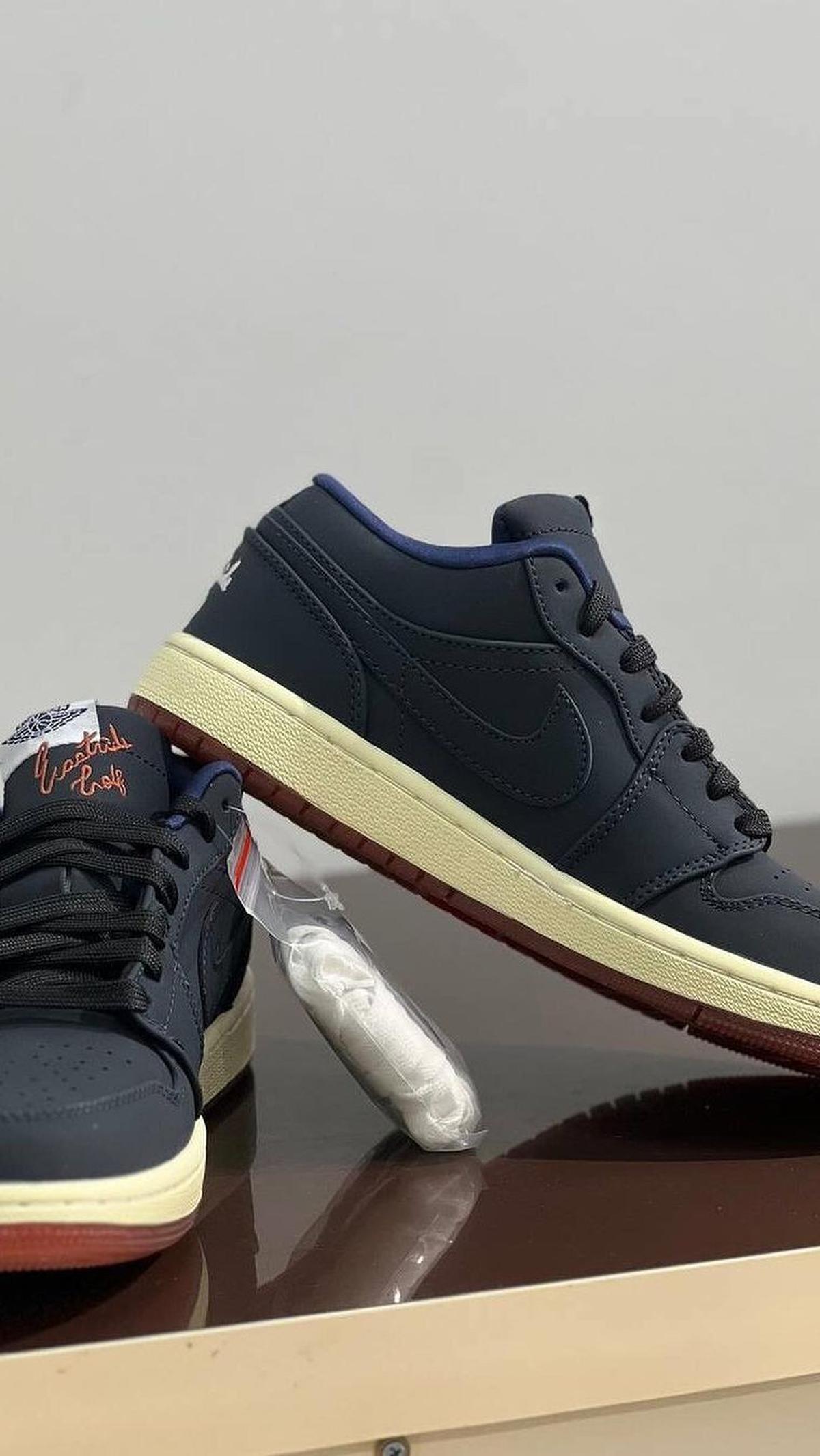3.&nbsp;Air Jordan 1 Low Eastside Golf, Memiliki Desain yang Unik
