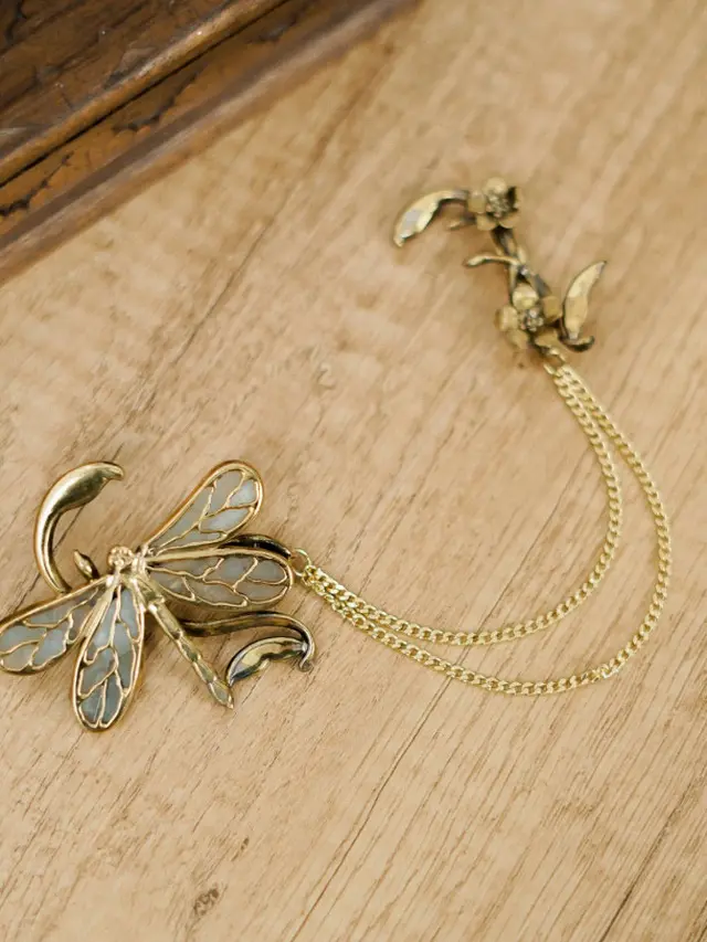 Detail Kalung dan Aksesoris Nadin Amizah Saat Resepsi