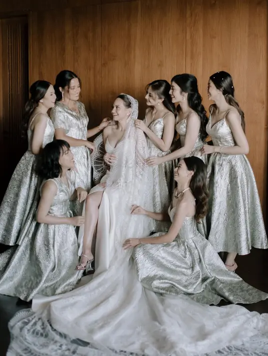 Para bridesmaid Enzy Storia tampil cantik dengan gaun berwarna silver. Jessica Mila sendiri tampil cantik mengenakan strappy midi dress dengan detail bagian dada berbentuk hati. Foto: Instagram.
