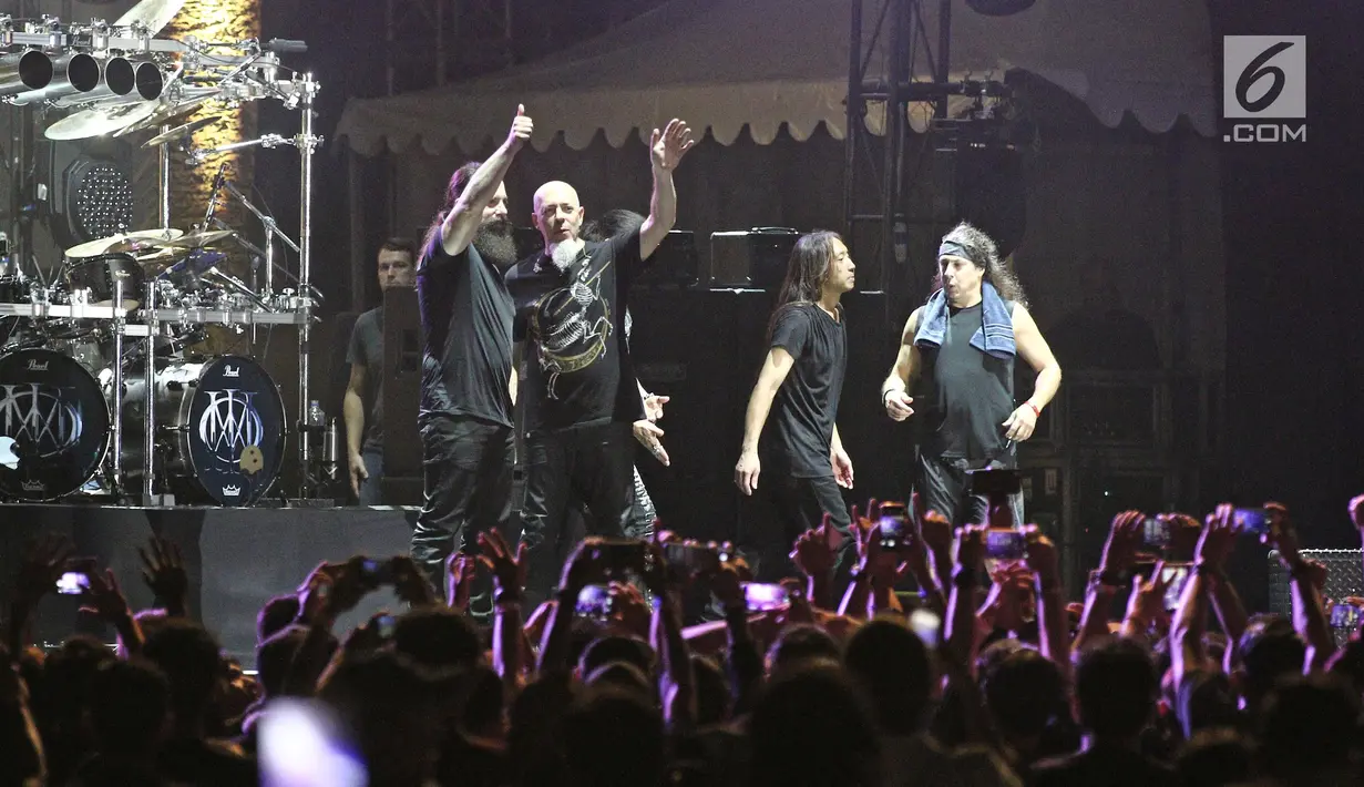 Personel band Dream Theater menyapa penonton usai tampil di hari kedua JogjaRockarta International Music Festival 2017 di Stadion Kridosono, Jogjakarta, Sabtu (30/9). (Liputan6.com/Herman Zakharia)