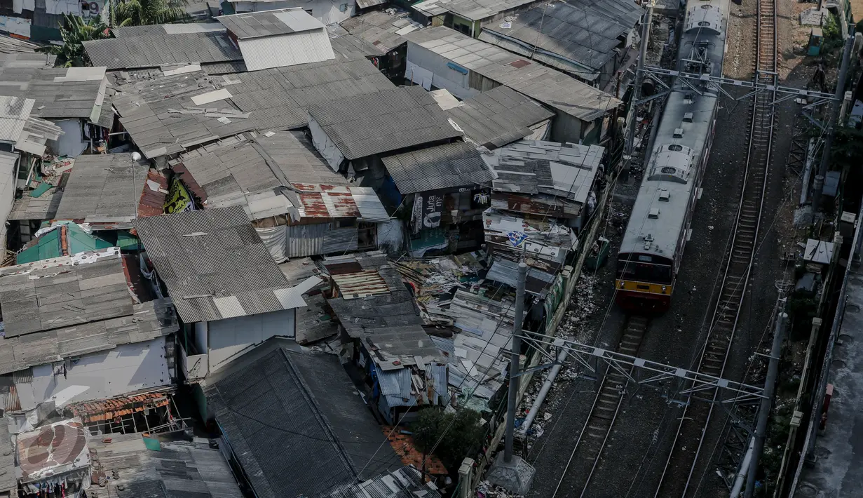 Pemukiman penduduk yang berada di dekat Stasiun Kereta Api Kampung Bandan, Jakarta, Rabu (24/5/2015). Pemprov DKI Jakarta berencana akan membangun rumah susun (rusun) di dekat stasiun tersebut pada awal tahun depan. (Liputan6.com/Faizal Fanani)