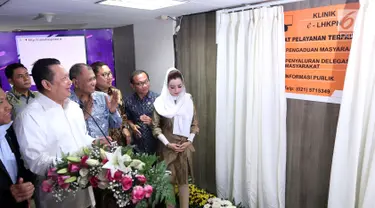 Ketua DPR Bambang Soesatyo (kemeja putih) didampingi Ketua KPK Agus Rahardjo meresmikan Klinik Elektronik Laporan Harta Kekayaan Penyelenggara Negara (e-LHKPN) di Gedung DPR-MPR, Kompleks Parlemen Senayan, Senin (12/2). (Liputan6.com/Johan Tallo)