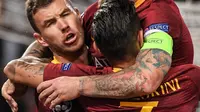 Striker AS Roma, Edin Dzeko (kiri) melakukan selebrasi bersama Daniel De Rossi setelah mencetak gol ke gawang CSKA Moskow, pada Matchday 3 Grup G Liga Champions, Rabu (24/10/2018) dini hari WIB.  (AFP / Tiziana Fabi)