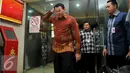 Gubernur DKI Jakarta, Basuki T Purnama berjalan usai menjalani pemeriksaan di Bareskrim Mabes Polri, Jakarta, Kamis (25/2). Penyidik Direktorat Tindak Pidana Korupsi Bareskrim Polri menetapkan 4 tersangka dalam kasus UPS. (Liputan6.com/Gempur M Surya)