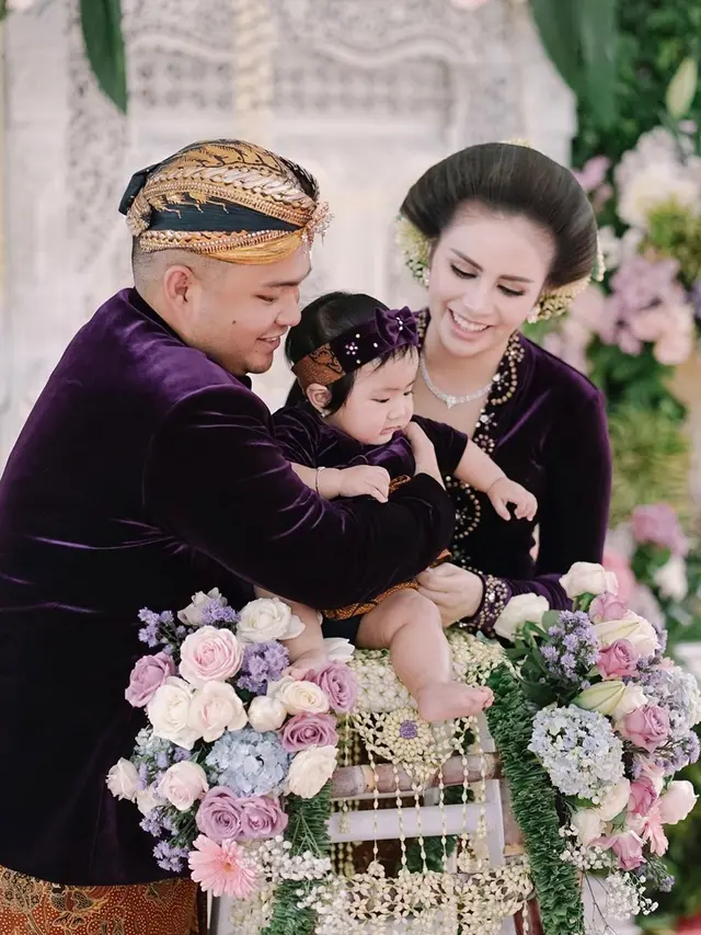 Momen Prosesi Tedak Siten Anak Momo Geisha (sumber: instagram/antzcreator)