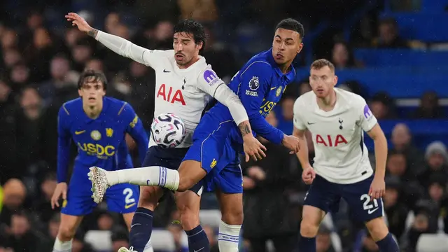 Pemain Tottenham Hotspur Sandro Tonali (tengah kiri) dan pemain Chelsea Morgan Rogers