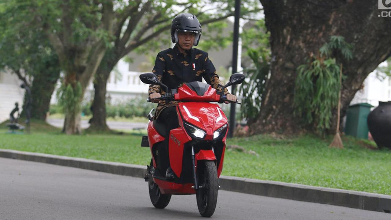 Presiden RI, Joko Widodo, saat menjajal motor listrik Gesits (Liputan6.com)