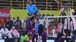 Pemain Jakarta BIN, Kenia Carcaces (kiri) melepaskan spike yang berhasil menembus blok tiga pemain Jakarta Pertamina Enduro pada laga seri kedua putaran kedua PLN Mobile Proliga 2024 di GOR Si Jalak Harupat, Kabupaten Bandung, Sabtu (8/6/2024). Jakarta BIN menang 3-0 (25-22, 26-24, 27-25). (Dok. PBVSI)