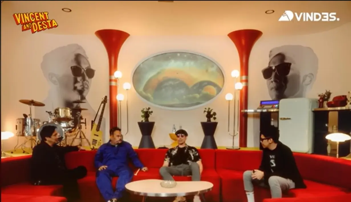 "Gue punya anak teenager dua, anak cowok, mereka lihat bokapnya tiap pagi cuma duduk di sofa main gitar pakai kolor. Jadi gue mesti kasih contoh yang baik buat anak gue." kata Jamie seperti dilansir dari kanal Youtube Vindes. [Youtube/Vindes]