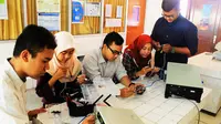 Lima mahasiswa Unair Surabaya menciptakan alat deteksi serangan jantung. (Liputan6.com/Dhimas Prasaja)