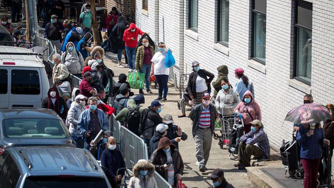 Orang-orang menunggu untuk menerima makanan di sebuah tempat distribusi makanan di Wilayah Brooklyn, New York, Amerika Serikat (AS), (14/5/2020). Jumlah klaim pengangguran awal di AS mencapai 2.981.000 pekan lalu. (Xinhua/Michael Nagle)