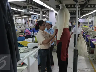 Pekerja mencoba memasangkan hasil produksi pada sebuah patung,Tangerang, Banten, Selasa (13/10/2015). Industri tekstil di dalam negeri terus menggeliat. Hal ini ditandai aliran investasi yang mencapai Rp 4 triliun (Liputan6.com/Angga Yuniar)