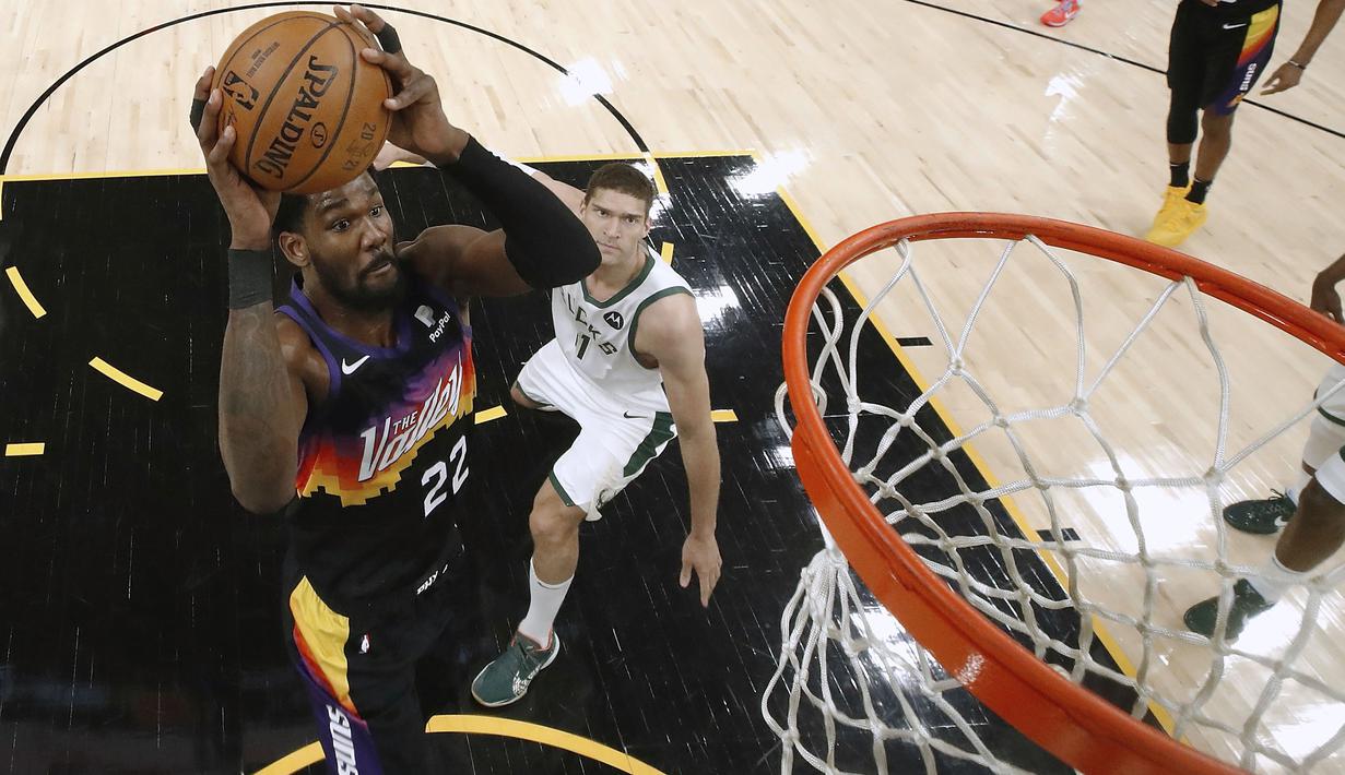 Penampilan Deandre Ayton juga tak kalah penting dalam pertandingan ini. Ia sukses melakukan tugas beratnya berduel dengan Giannis Antetokounmpo dan mencetak 22 poin dan 19 rebound. (Foto: AP/Pool/Christian Petersen)