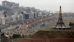Replika Menara Eiffel terlihat di sebuah bukit di Kota Bahria, pinggiran Islamabad, Pakistan, 16 Maret 2016. Replika dengan tinggi mencapai 80 meter itu diklaim sebagai tertinggi ketiga di dunia setelah yang ada di Paris dan China. (REUTERS/Caren Firouz)