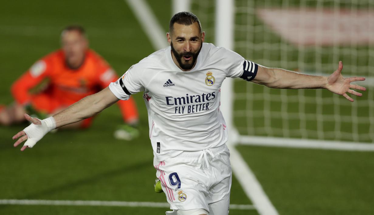 Striker Real Madrid, Karim Benzema melakukan selebrasi usai mencetak gol pertama timnya ke gawang Barcelona dalam laga lanjutan Liga Spanyol 2020/2021 pekan ke-30 di Alfredo di Stefano Stadium, Madrid, Sabtu (10/4/2021). Real Madrid menang 2-1 atas Barcelona. (AP/Manu Fernandez)