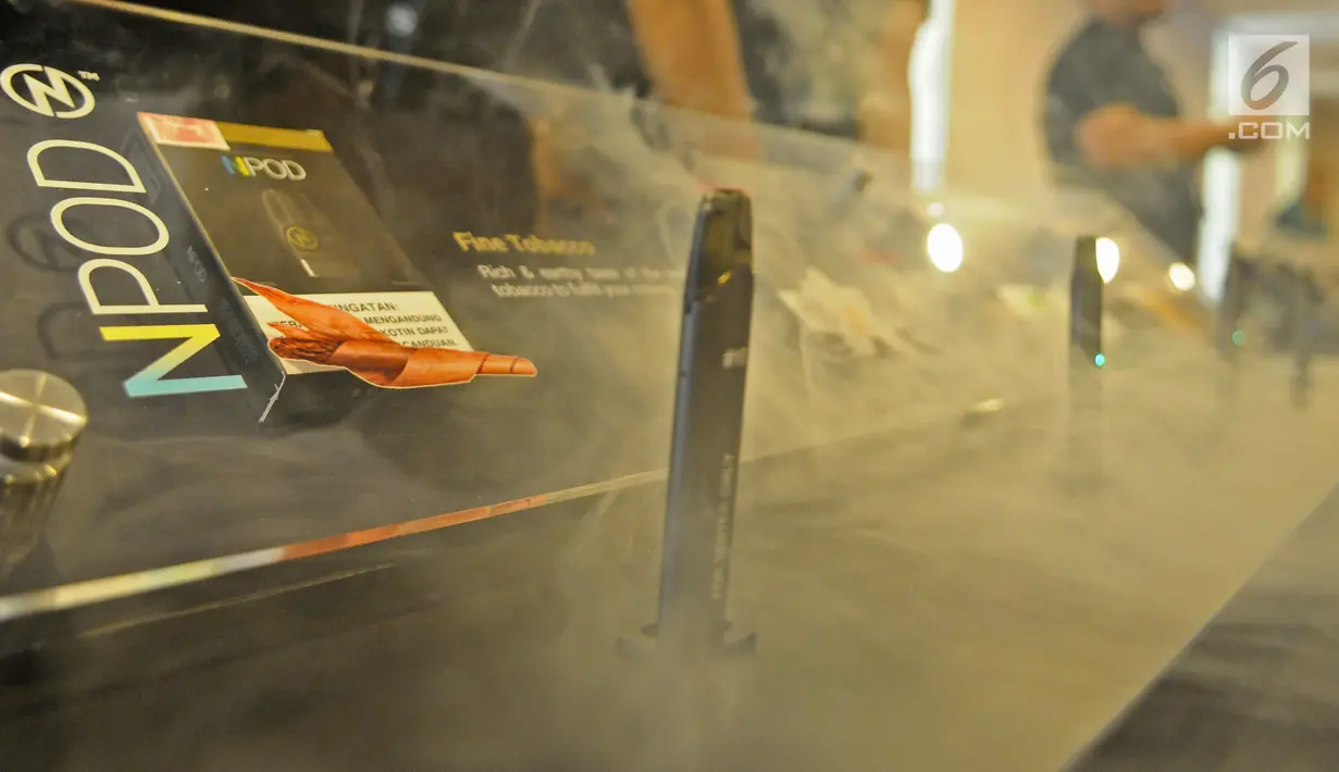 Penampakan rokok elektrik NCIG oleh Nasty dan Hex saat peluncuran di Jakarta, Jumat (22/3). NCIG Indonesia hadir sebagai POD rokok elektrik pertama yang bercukai. (Liputan6.com/HermanZakharia)