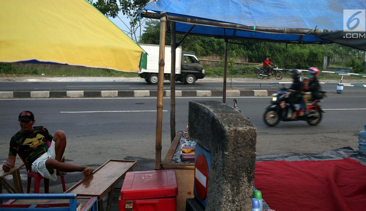 Suasana di salah satu warung dadakan di Jalur Pantura, Cirebon, Jawa Barat, Rabu (21/6). Menjelang puncak arus mudik Lebaran 2017, warga yang tinggal di dekat jalur Pantura membuat warung-warung dadakan. (Liputan6.com/Johan Tallo)